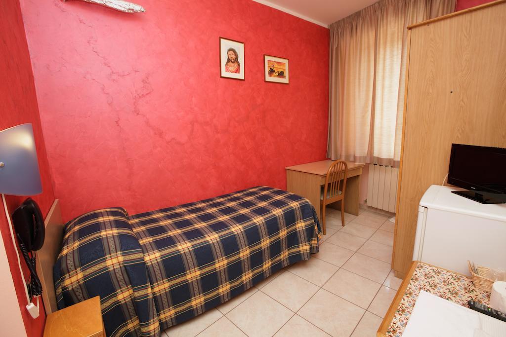 Albergo Ristorante Mancinelli Fossombrone Δωμάτιο φωτογραφία